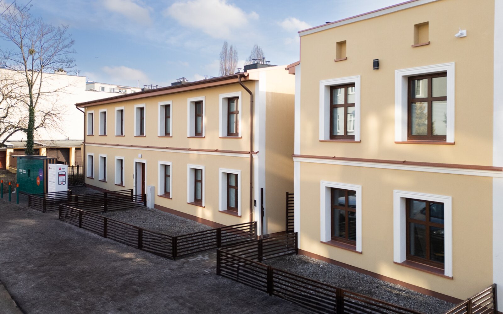 Ogrodzenie i furtka w kolorze dopasowanym do stolarki okiennej
